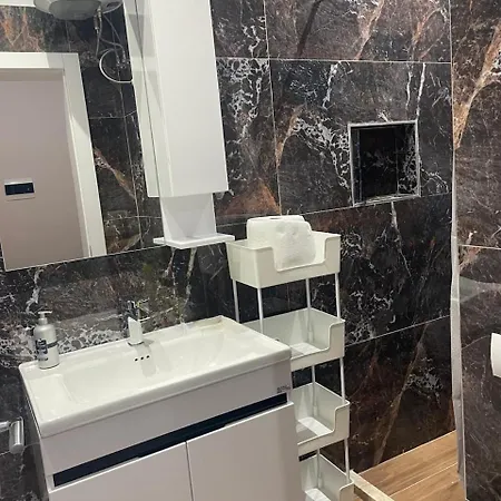 Cozy Collective - Heart Of 3* 地拉那