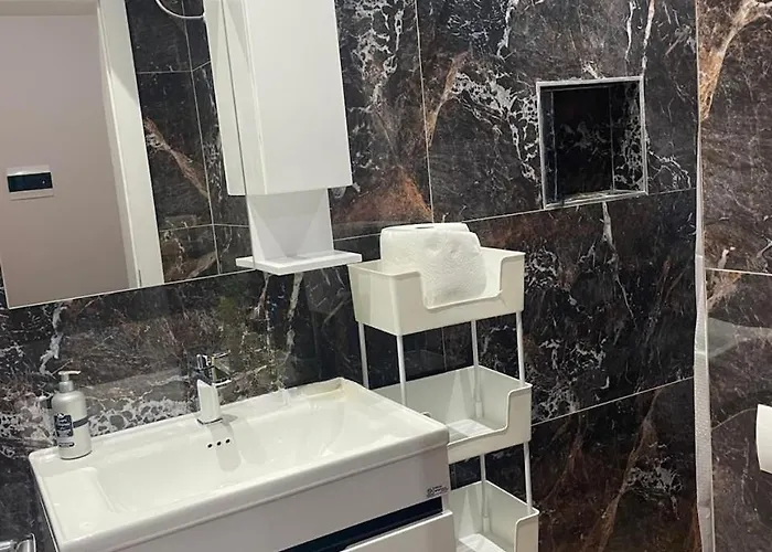 Cozy Collective - Heart Of 3* 地拉那